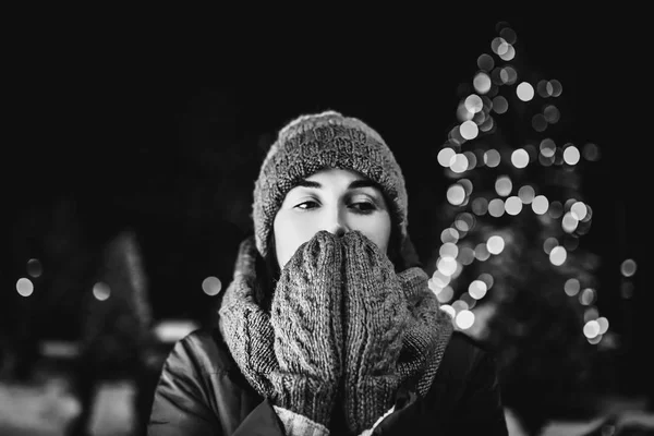 Pretty girl outdoor in cold weather — Stock Photo, Image