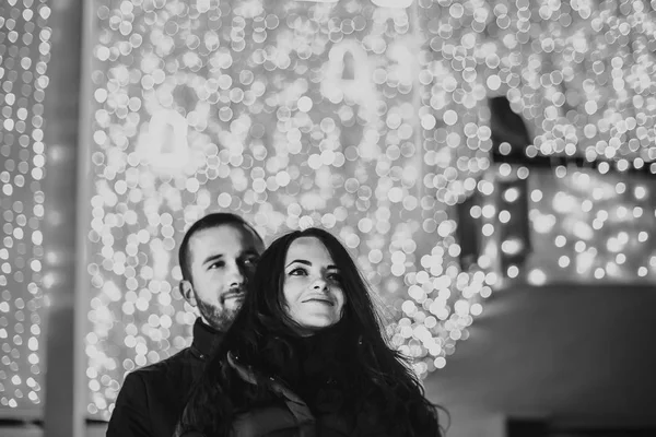 Mutlu çiftimiz Noel ışıkları aşık — Stok fotoğraf