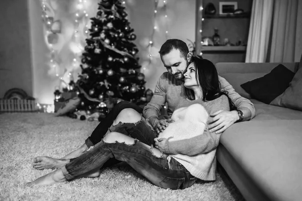 Zwangere jongedame met man thuis — Stockfoto