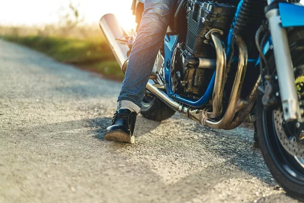 Mann auf Sportmotorrad im Freien — Stockfoto