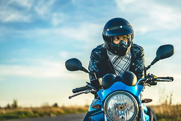 Uomo su moto sportive outdoor — Foto Stock