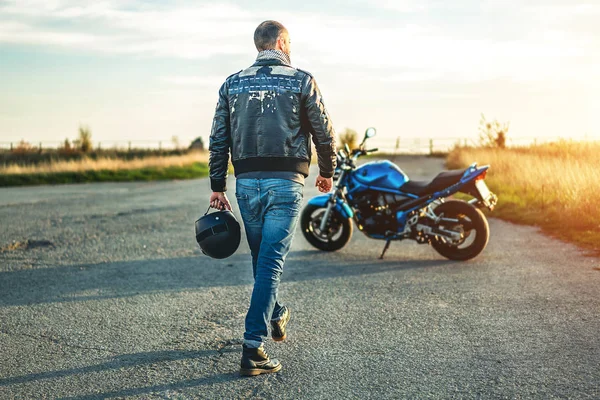 Uomo su moto sportive outdoor — Foto Stock