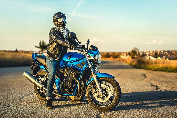Mężczyzna na zewnątrz motocykli sportowych — Zdjęcie stockowe