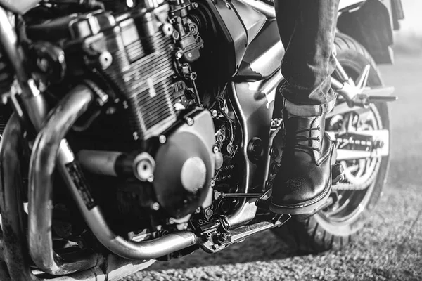 Hombre en moto deportiva al aire libre — Foto de Stock