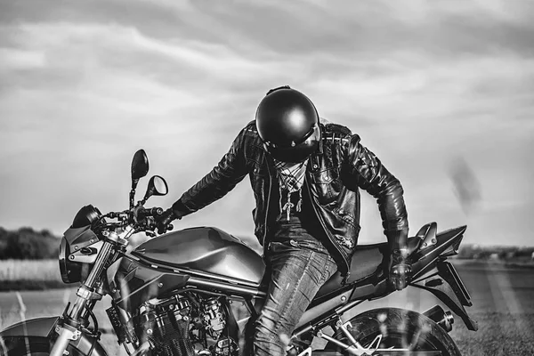 Ο άνθρωπος σε sport μοτοσικλέτα εξωτερική — Φωτογραφία Αρχείου