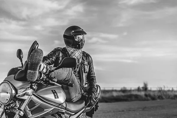 Ο άνθρωπος σε sport μοτοσικλέτα εξωτερική — Φωτογραφία Αρχείου