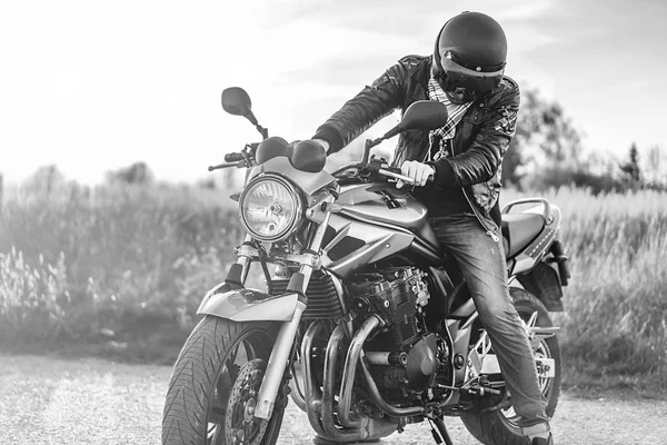 Mann auf Sportmotorrad im Freien — Stockfoto
