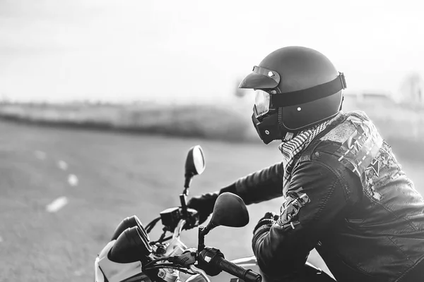 Mannen på sportmotorcykel utomhus — Stockfoto