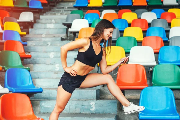 Carino giovane bruna sportiva ragazza allenamento — Foto Stock