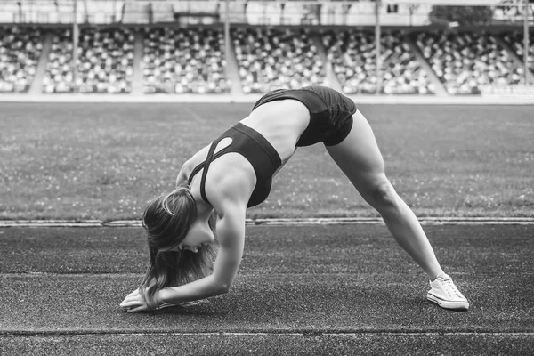 Carino giovane bruna sportiva ragazza allenamento all'aperto — Foto Stock