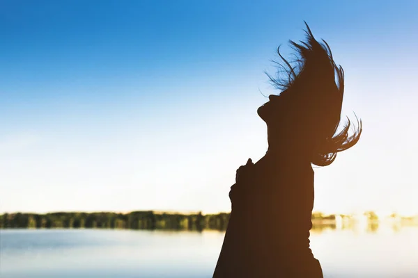 Ragazza con soffiare i capelli — Foto Stock