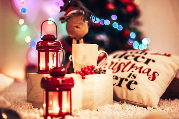 Decoraciones navideñas con coloridas luces bokeh —  Fotos de Stock