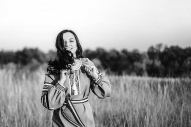 alanında esmer kız 