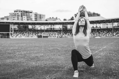 esmer sportif kız egzersiz açık