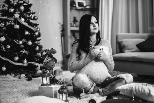 Fiatal boldog terhes nő otthon, karácsonyi díszek — Stock Fotó