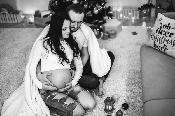 Mulher grávida com marido no Natal — Fotografia de Stock