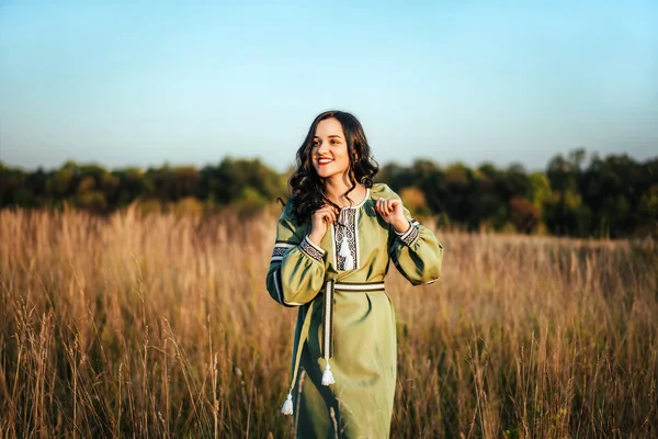 Brünette mädchen im feld — Stockfoto