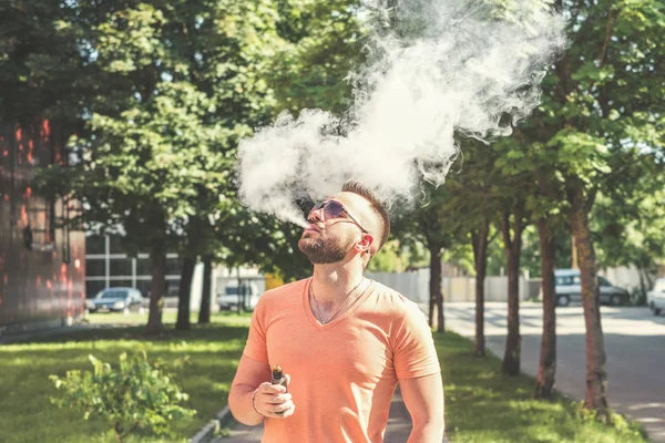 Homem fumaça cigarro eletrônico — Fotografia de Stock
