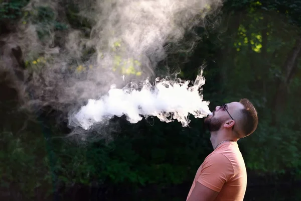 Adam duman elektronik sigara — Stok fotoğraf