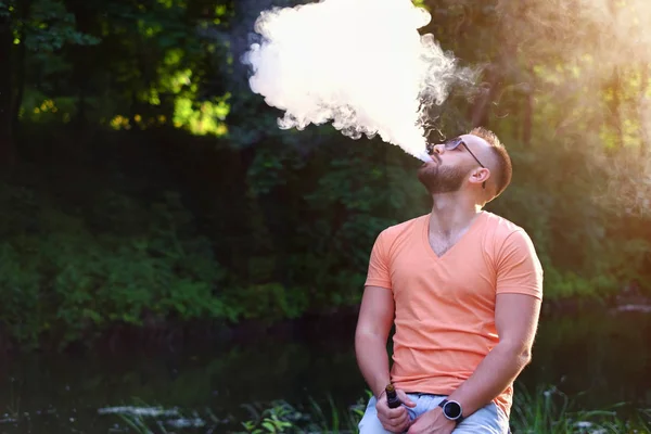 Homem fumaça cigarro eletrônico — Fotografia de Stock