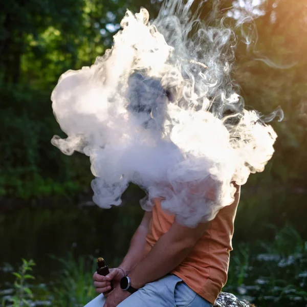 Человек курит электронную сигарету — стоковое фото