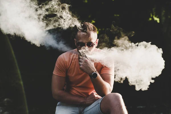 Muž dým elektronické cigarety — Stock fotografie