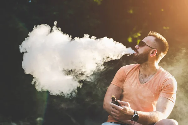 Homem fumaça cigarro eletrônico — Fotografia de Stock