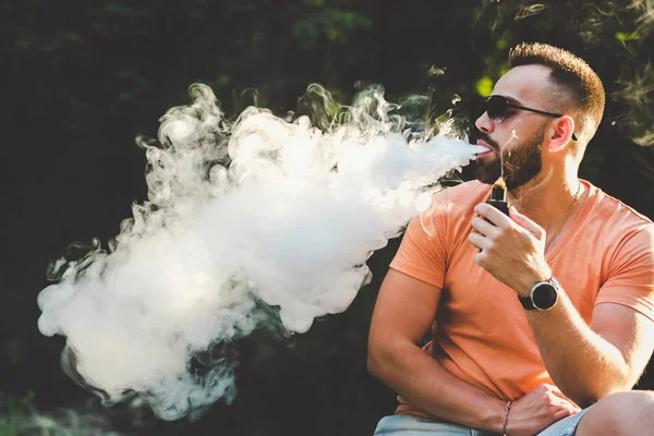 Homem fumaça cigarro eletrônico — Fotografia de Stock