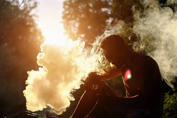 Hombre humo cigarrillo electrónico — Foto de Stock