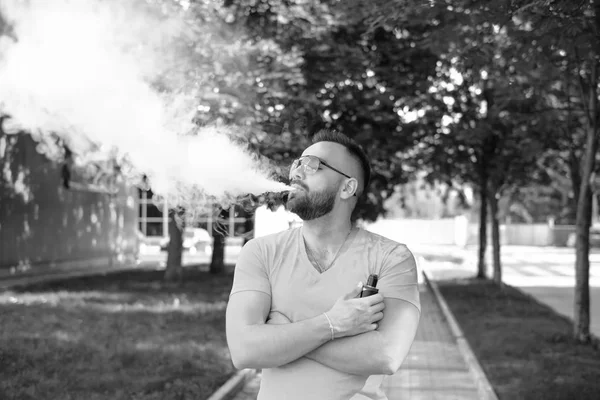 Homme fumée cigarette électronique — Photo