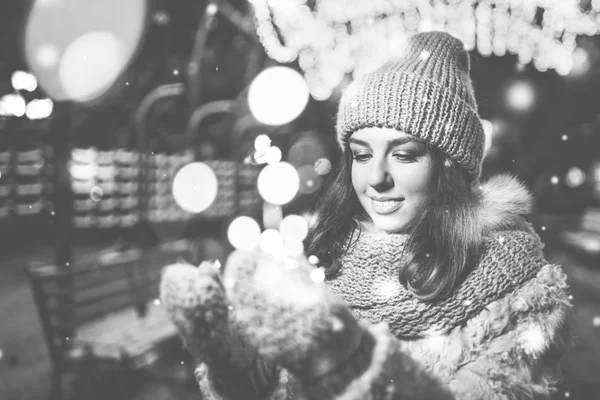 Pretty Girl Winter Clothes Street Christmas Lights Monochrome — Stock Photo, Image
