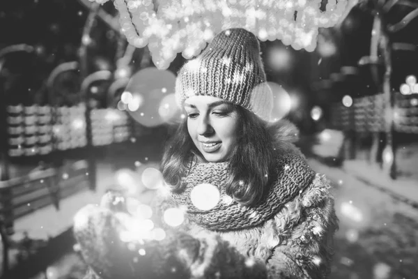 Csinos Lány Utcán Karácsonyi Fények Fekete Fehér Téli Ruhák — Stock Fotó