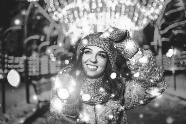 Chica Bonita Ropa Invierno Calle Con Luces Navidad Monocromo — Foto de Stock