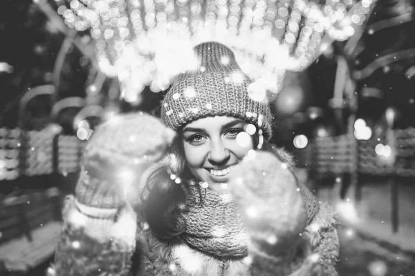 穿着冬天衣服的漂亮女孩在街上用圣诞彩灯 — 图库照片