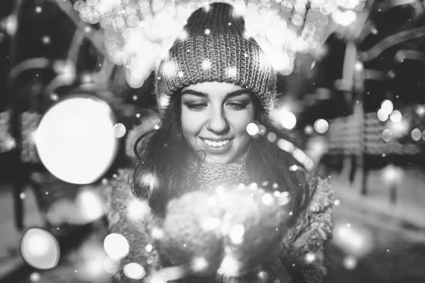 Hübsches Mädchen Winterkleidung Auf Der Straße Mit Weihnachtsbeleuchtung Monochrom — Stockfoto