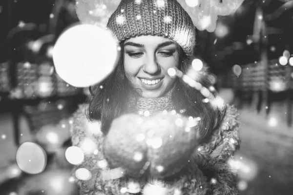 Mooi Meisje Winterkleren Straat Met Kerstverlichting Monochroom — Stockfoto