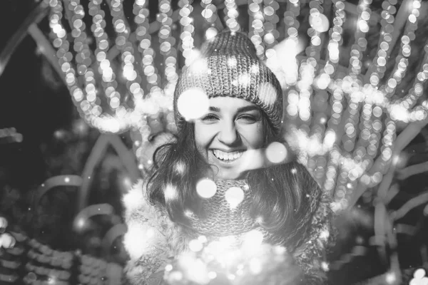 สาวสวยในช ดฤด หนาวบนถนนพร อมไฟคร มาส โมโนโครม — ภาพถ่ายสต็อก