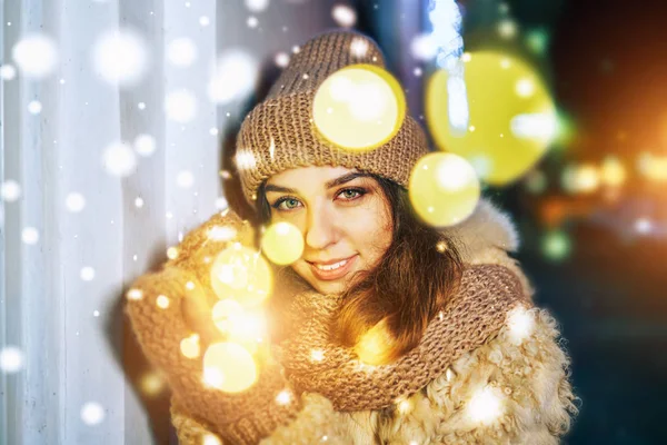 Retrato Livre Menina Sorridente Chapéu Malha Segurando Luzes Natal — Fotografia de Stock