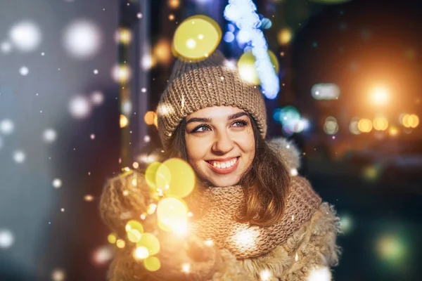 Відкритому Повітрі Портрет Усміхненої Дівчини Язаному Капелюсі Тримає Різдвяні Вогні — стокове фото