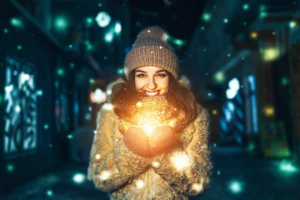 Retrato Aire Libre Niña Sonriente Sombrero Punto Sosteniendo Luces Navidad — Foto de Stock