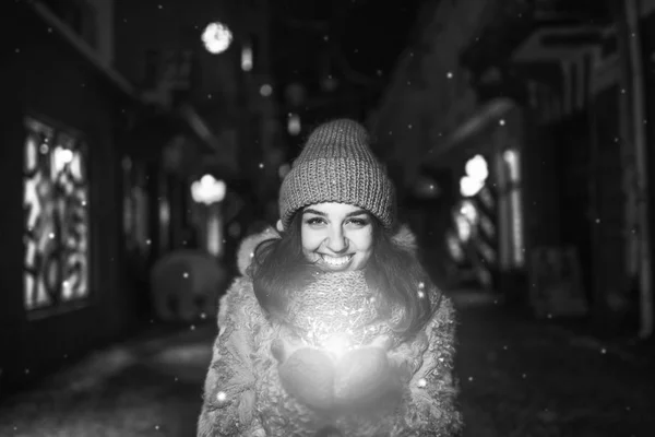 Gadis cantik yang bahagia memegang lampu berwarna-warni di tangan luar — Stok Foto