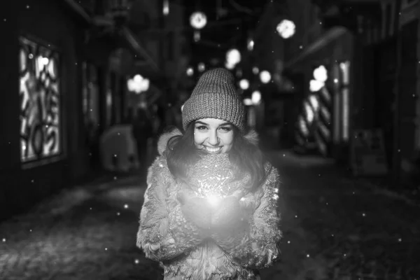 Menina muito feliz segurar luzes coloridas nas mãos ao ar livre — Fotografia de Stock
