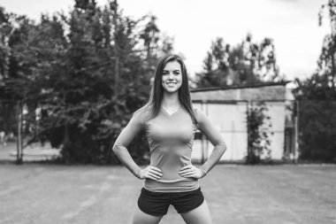 Genç sportif kız egzersiz ile büyük lastik açık