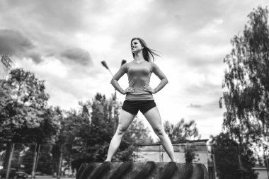 Genç sportif kız egzersiz ile büyük lastik açık