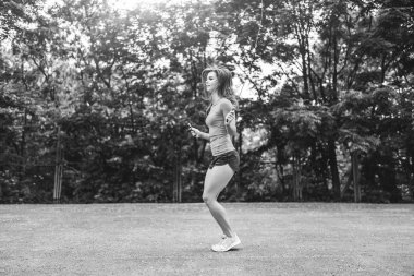 Oldukça sportif kız egzersiz ip ile açık