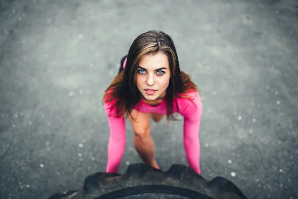 Trening Sportowy Dziewczyna Odkryty Duże Opony — Zdjęcie stockowe