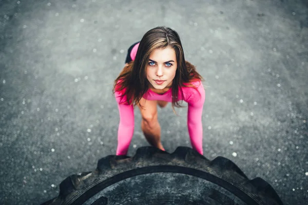 Trening Sportowy Dziewczyna Odkryty Duże Opony — Zdjęcie stockowe