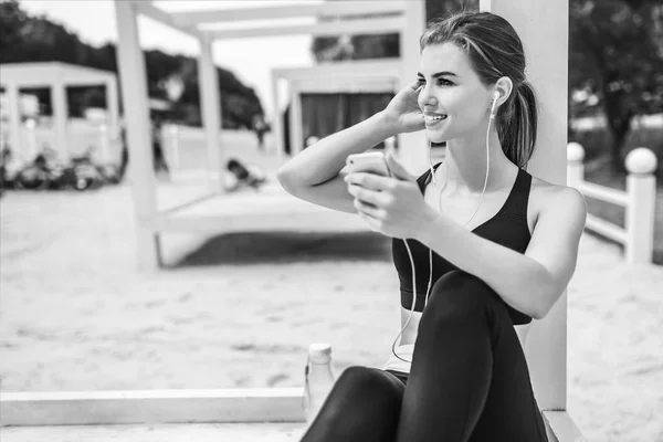 Mooie Sportieve Meisje Met Telefoon Buiten Ontspannen Training Zwart Wit — Stockfoto