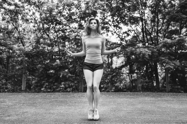 Ziemlich Sportliche Mädchen Workout Freien Mit Seil — Stockfoto