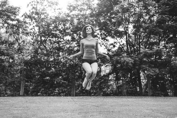 Bastante Deportivo Chica Entrenamiento Aire Libre Con Cuerda —  Fotos de Stock